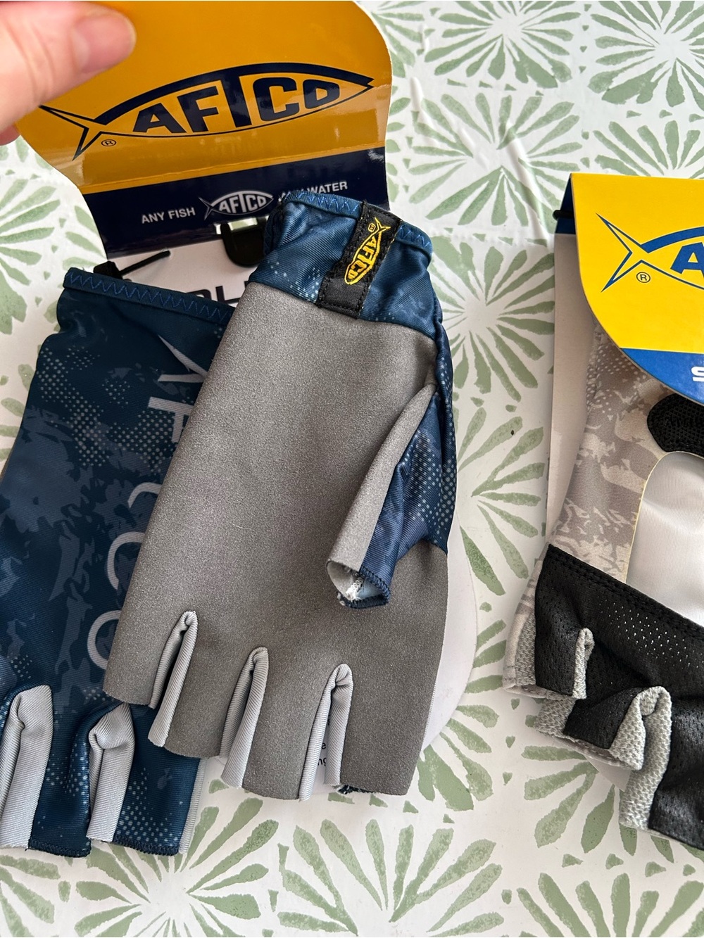 AFTCO Fingerless Sun Gloves in Navy and Gray set of 2 Solblok and Solago - Picture 3 of 9